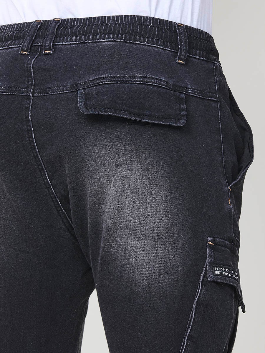 Pantalón jogger de hombre en color black denim, con bolsillos laterales y tejido resistente de poliéster. Ideal para looks casuales y urbanos.