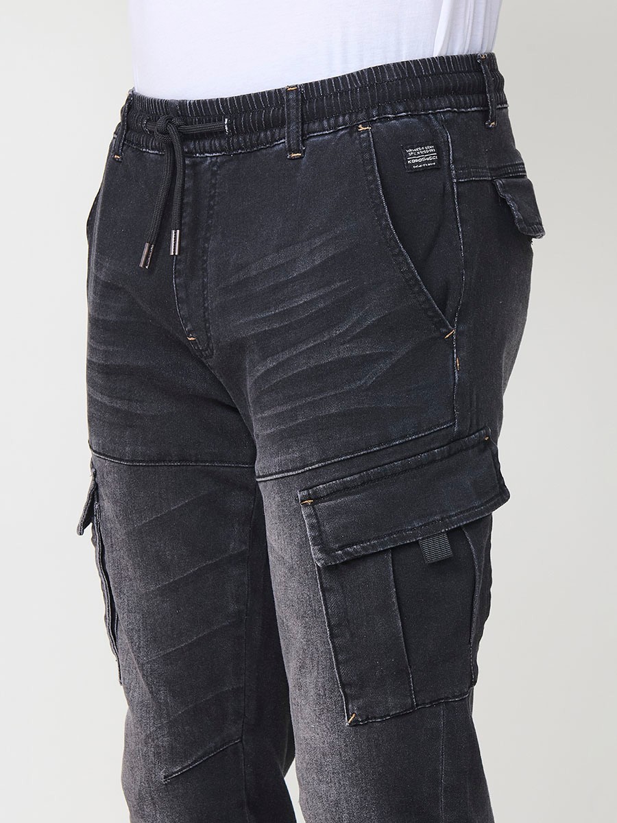 Pantalón jogger de hombre en color black denim, con bolsillos laterales y tejido resistente de poliéster. Ideal para looks casuales y urbanos.
