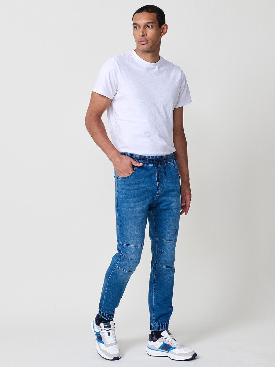 Pantalón jogger de hombre en color azul medio, con bolsillos prácticos y tejido 100% poliéster resistente y cómodo.