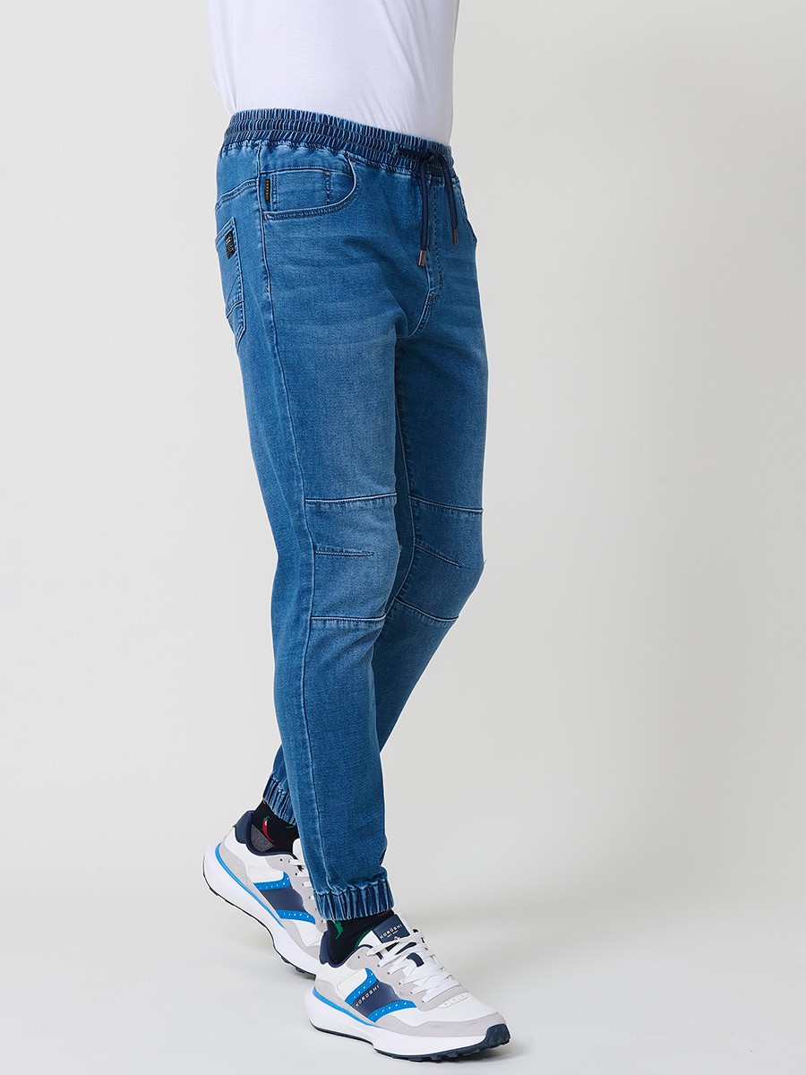 Pantalón jogger de hombre en color azul medio, con bolsillos prácticos y tejido 100% poliéster resistente y cómodo.