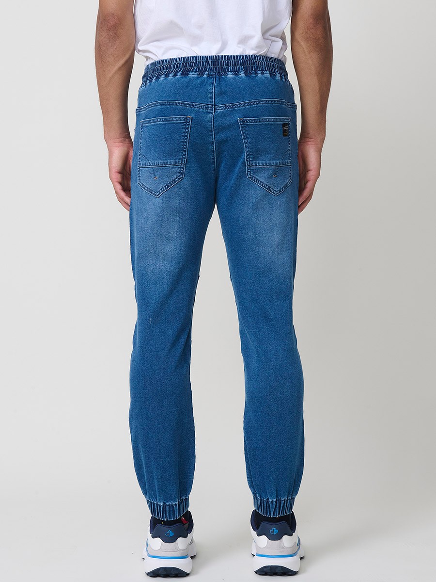 Pantalón jogger de hombre en color azul medio, con bolsillos prácticos y tejido 100% poliéster resistente y cómodo.