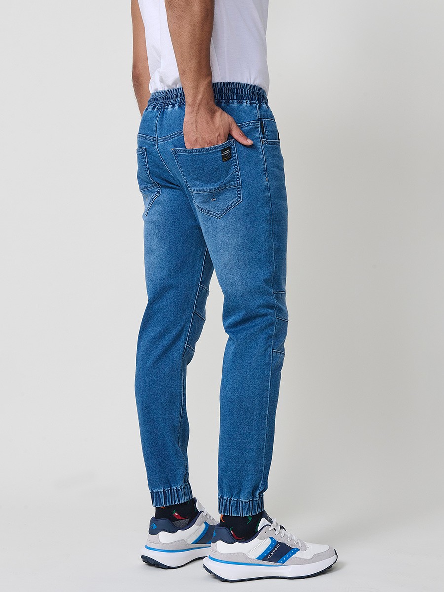 Pantalón jogger de hombre en color azul medio, con bolsillos prácticos y tejido 100% poliéster resistente y cómodo.