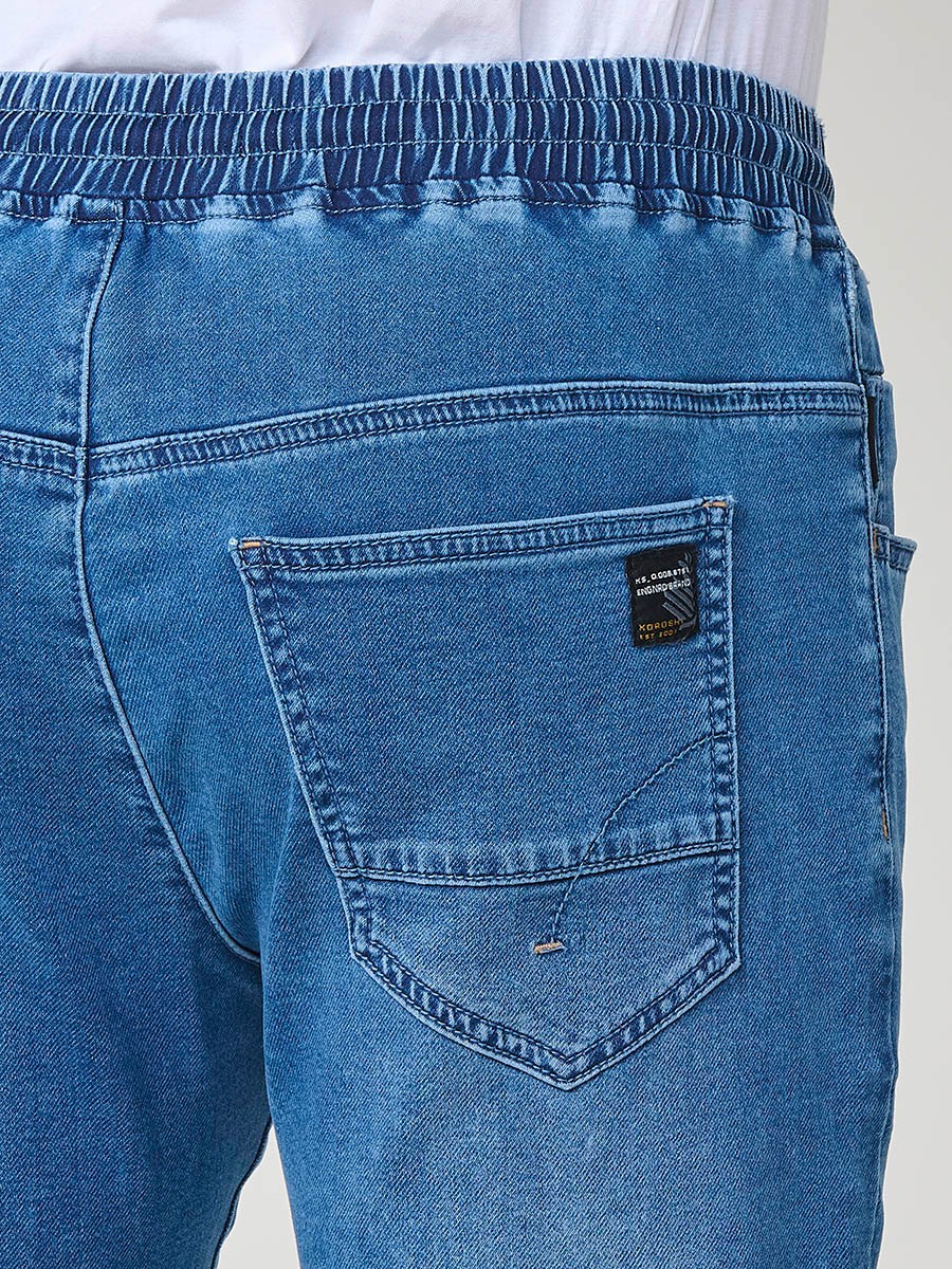 Pantalón jogger de hombre en color azul medio, con bolsillos prácticos y tejido 100% poliéster resistente y cómodo.