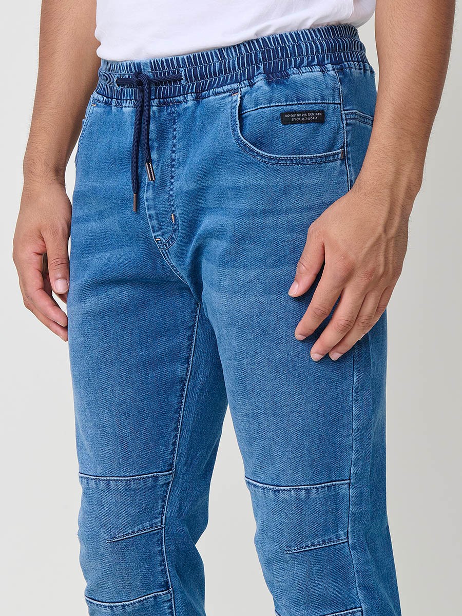 Pantalón jogger de hombre en color azul medio, con bolsillos prácticos y tejido 100% poliéster resistente y cómodo.