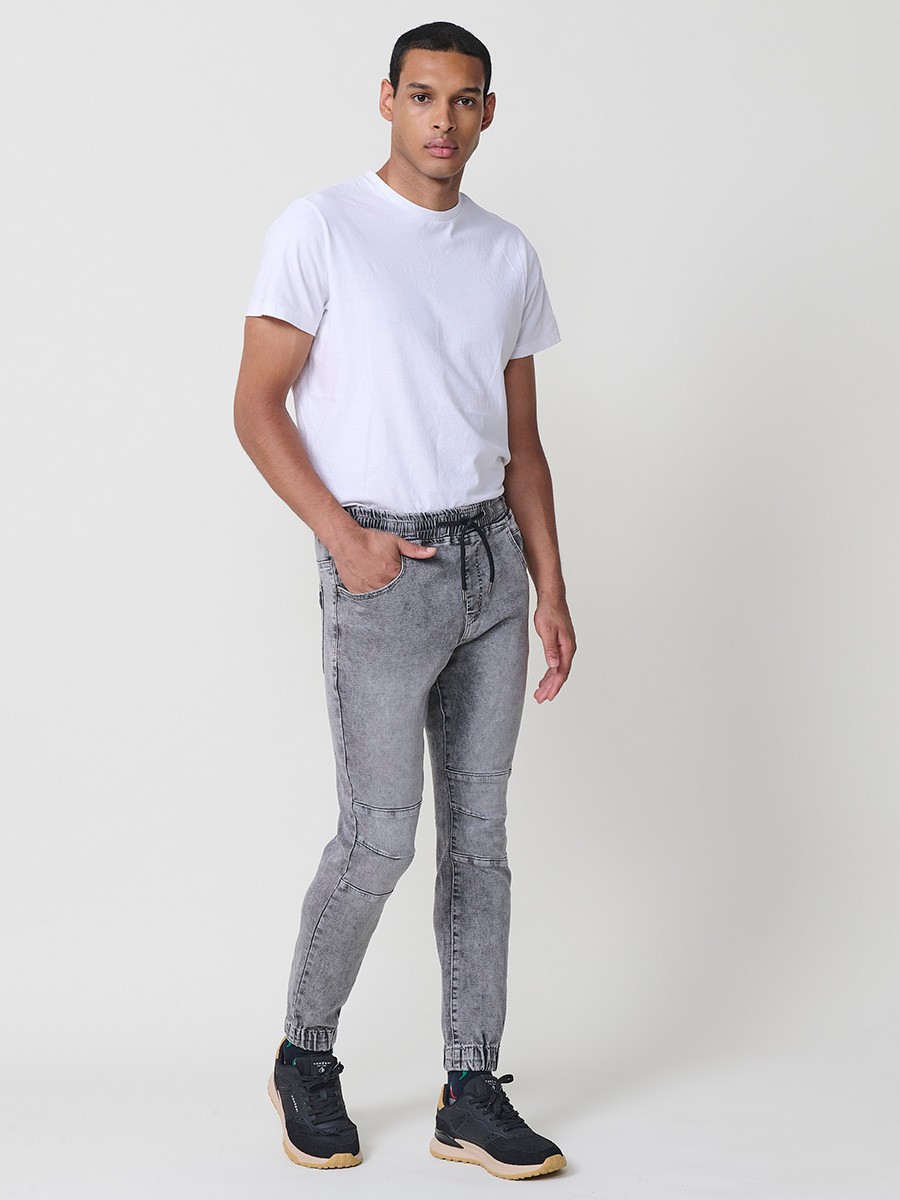 Pantalón jogger de hombre en color denim gris, con bolsillos prácticos y tejido 100% poliéster que aporta resistencia y confort.