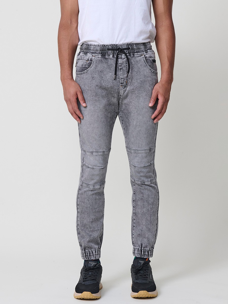 Pantalón jogger de hombre en color denim gris, con bolsillos prácticos y tejido 100% poliéster que aporta resistencia y confort.