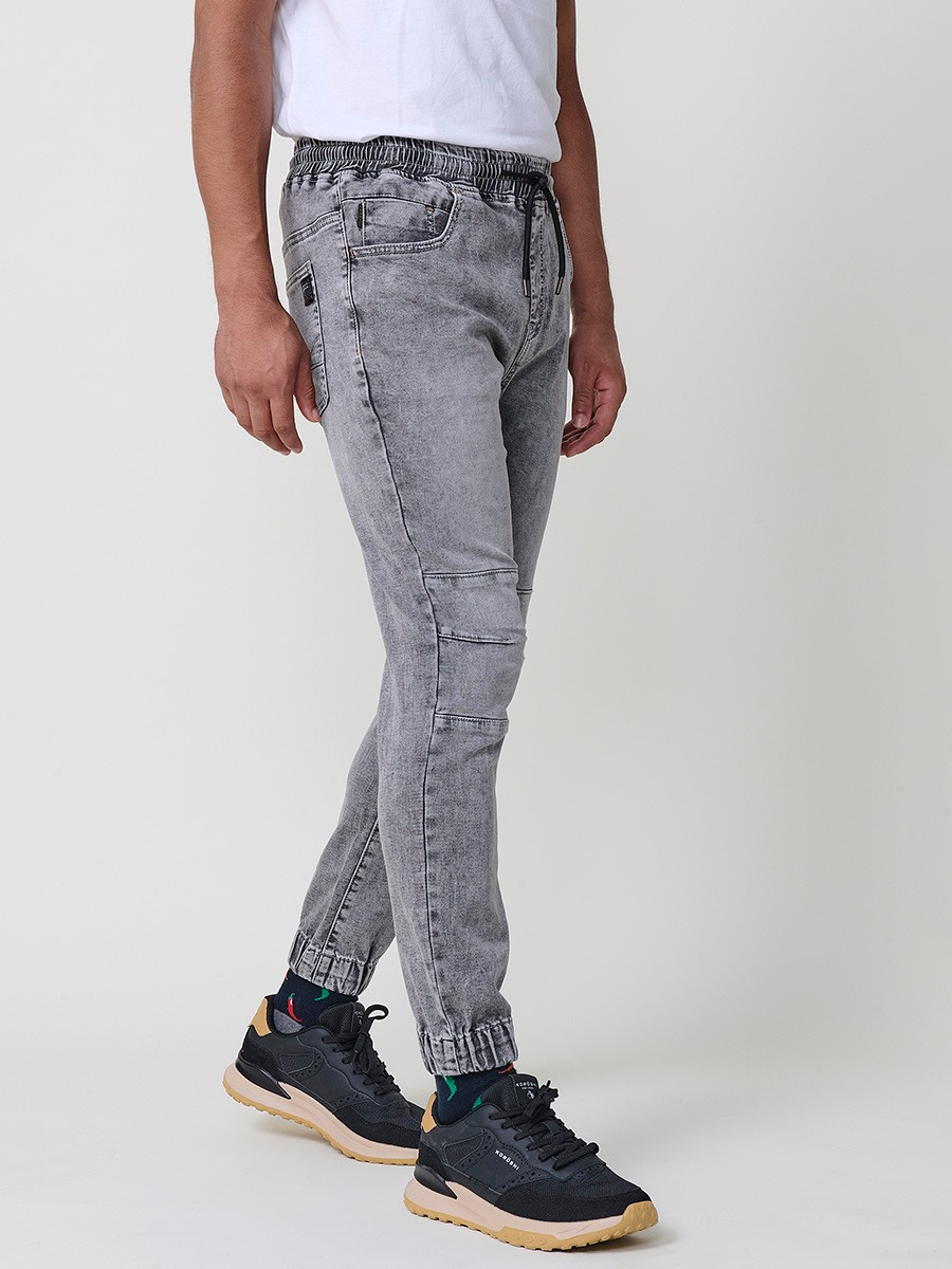 Pantalón jogger de hombre en color denim gris, con bolsillos prácticos y tejido 100% poliéster que aporta resistencia y confort.