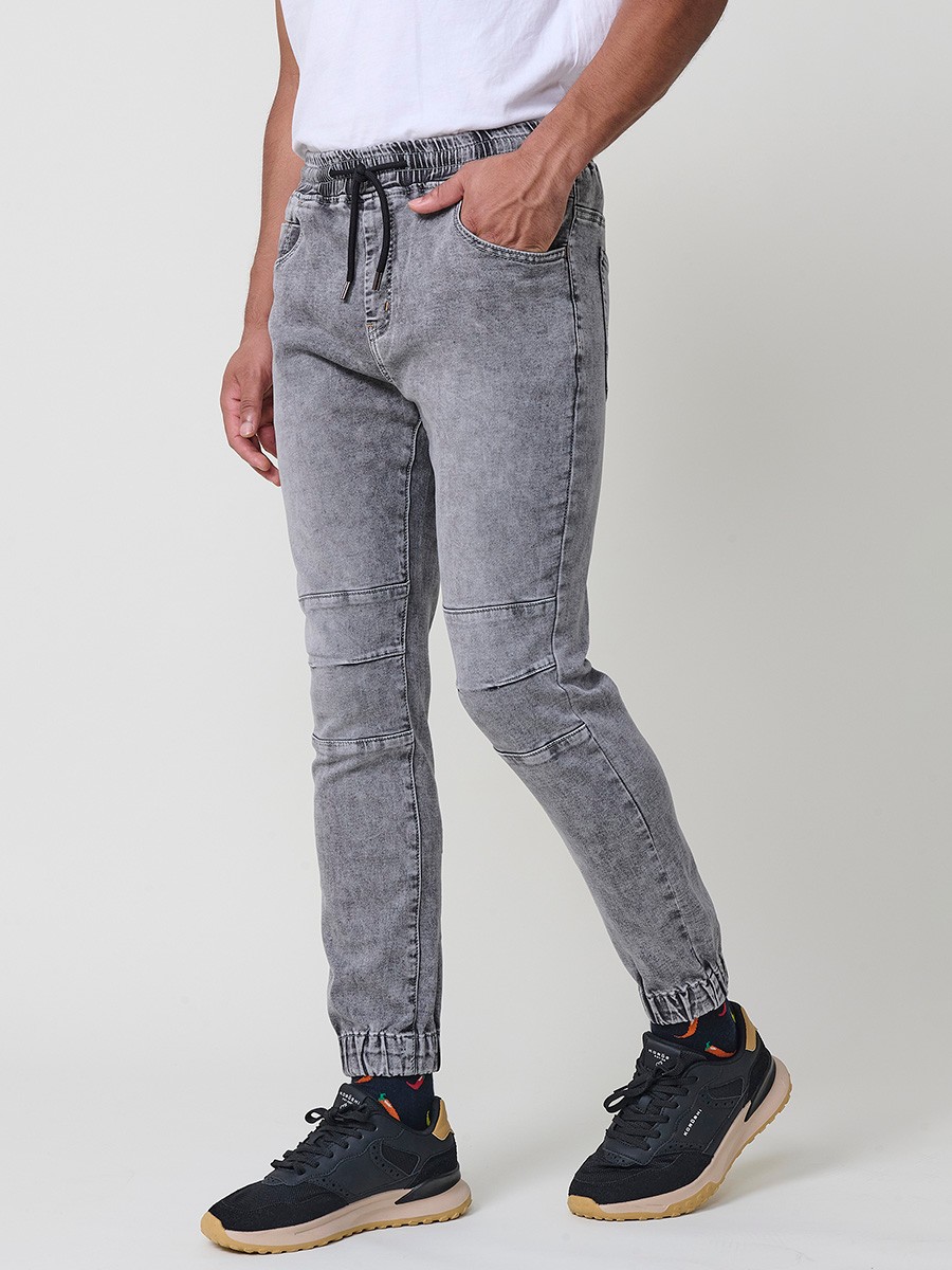 Pantalón jogger de hombre en color denim gris, con bolsillos prácticos y tejido 100% poliéster que aporta resistencia y confort.