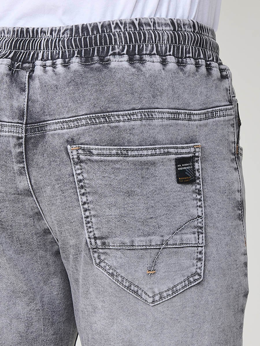 Pantalón jogger de hombre en color denim gris, con bolsillos prácticos y tejido 100% poliéster que aporta resistencia y confort.