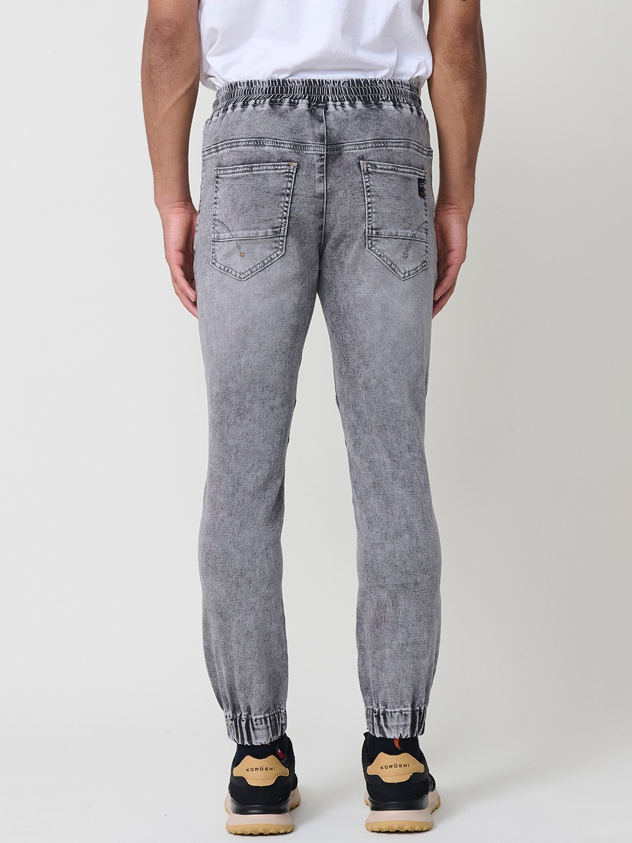 Pantalón jogger de hombre en color denim gris, con bolsillos prácticos y tejido 100% poliéster que aporta resistencia y confort.