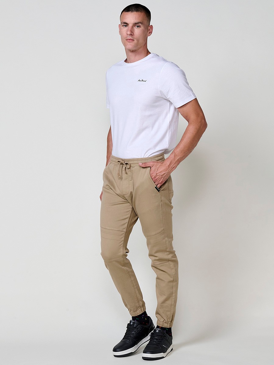 Pantalón jogger de hombre en color beige, con bolsillos laterales, cintura elástica y tejido 100% poliéster cómodo y resistente.