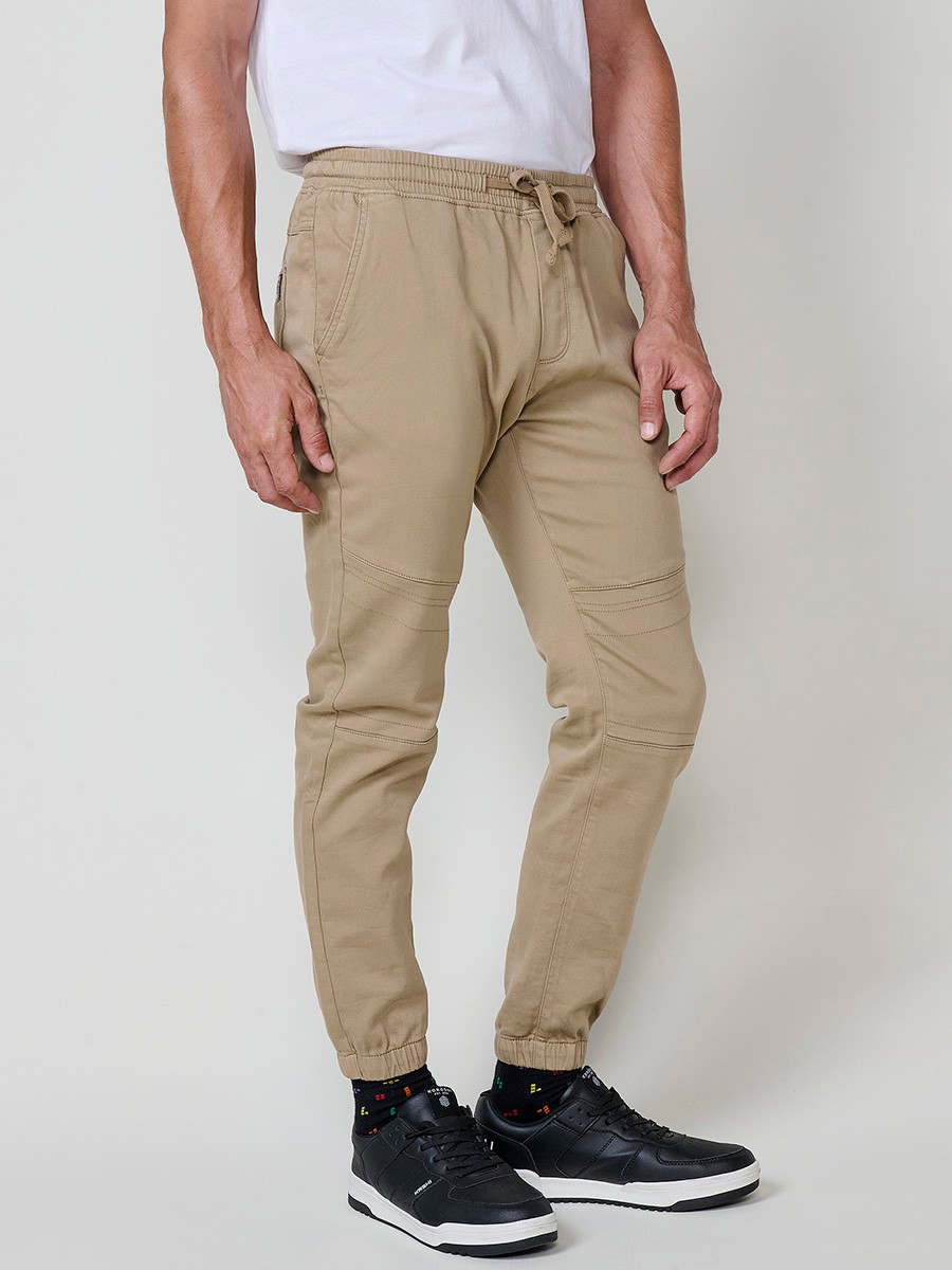 Pantalón jogger de hombre en color beige, con bolsillos laterales, cintura elástica y tejido 100% poliéster cómodo y resistente.