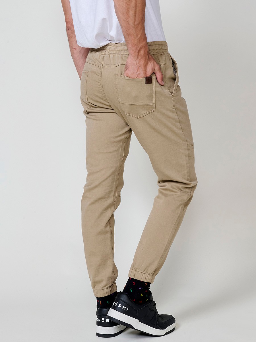 Pantalón jogger de hombre en color beige, con bolsillos laterales, cintura elástica y tejido 100% poliéster cómodo y resistente.