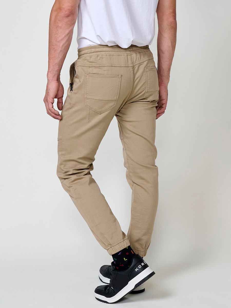 Pantalón jogger de hombre en color beige, con bolsillos laterales, cintura elástica y tejido 100% poliéster cómodo y resistente.