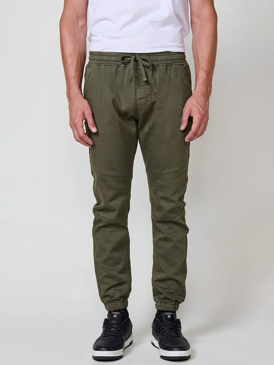 Pantalón jogger de hombre en color kaki, con bolsillos laterales, cintura elástica y tejido 100% poliéster para mayor resistencia y comodidad.