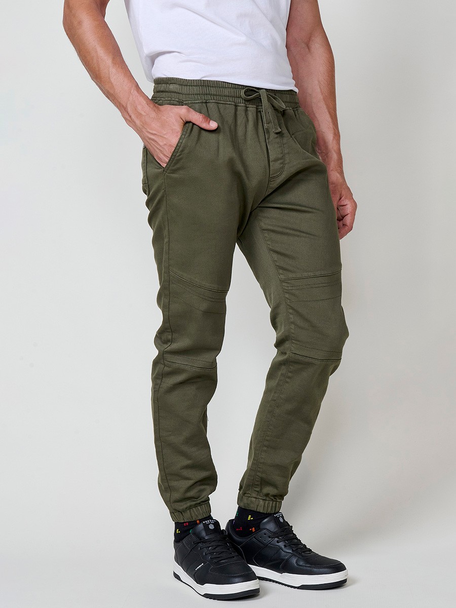 Pantalón jogger de hombre en color kaki, con bolsillos laterales, cintura elástica y tejido 100% poliéster para mayor resistencia y comodidad.