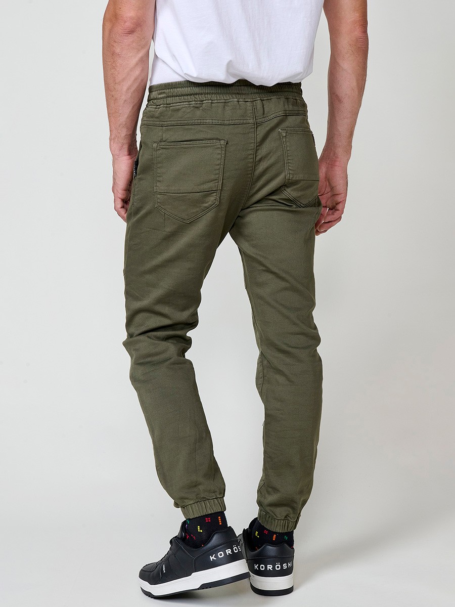 Pantalón jogger de hombre en color kaki, con bolsillos laterales, cintura elástica y tejido 100% poliéster para mayor resistencia y comodidad.