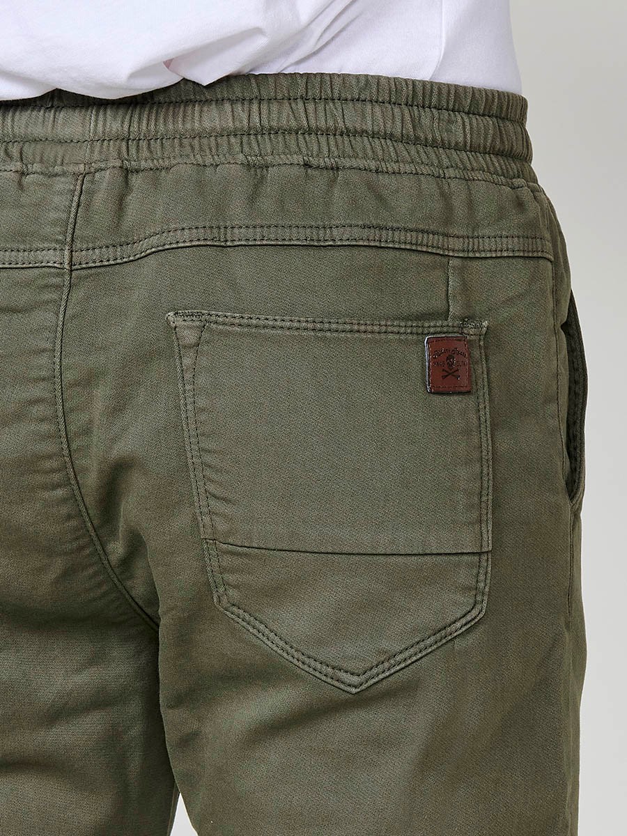 Pantalón jogger de hombre en color kaki, con bolsillos laterales, cintura elástica y tejido 100% poliéster para mayor resistencia y comodidad.