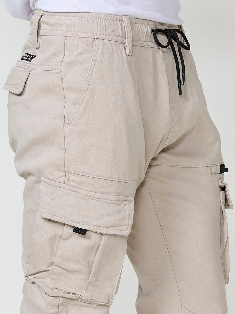 Pantalón jogger para hombre con bolsillos cargo y cintura ajustable color beige