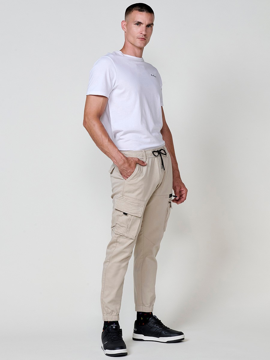 Pantalón jogger para hombre con bolsillos cargo y cintura ajustable color beige
