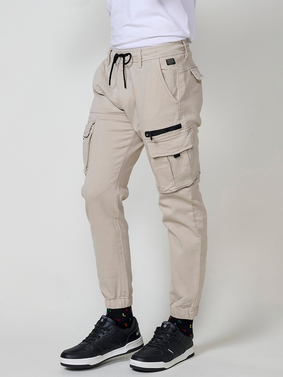 Pantalón jogger para hombre con bolsillos cargo y cintura ajustable color beige