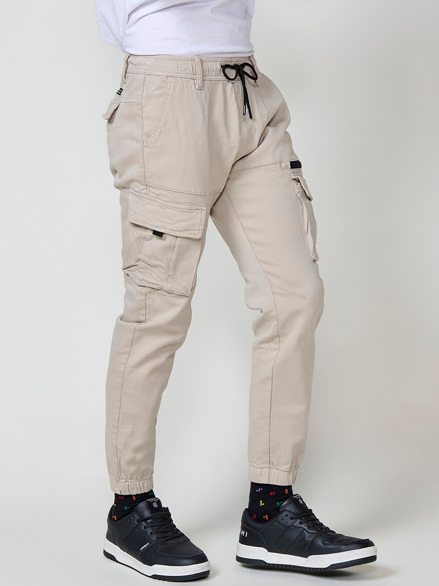 Pantalón jogger para hombre con bolsillos cargo y cintura ajustable color beige