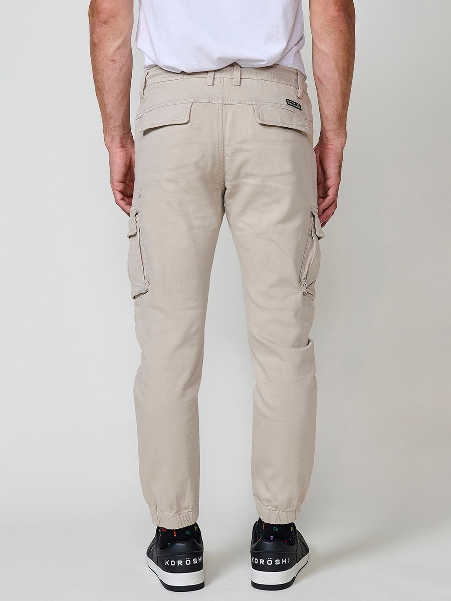 Pantalón jogger para hombre con bolsillos cargo y cintura ajustable color beige
