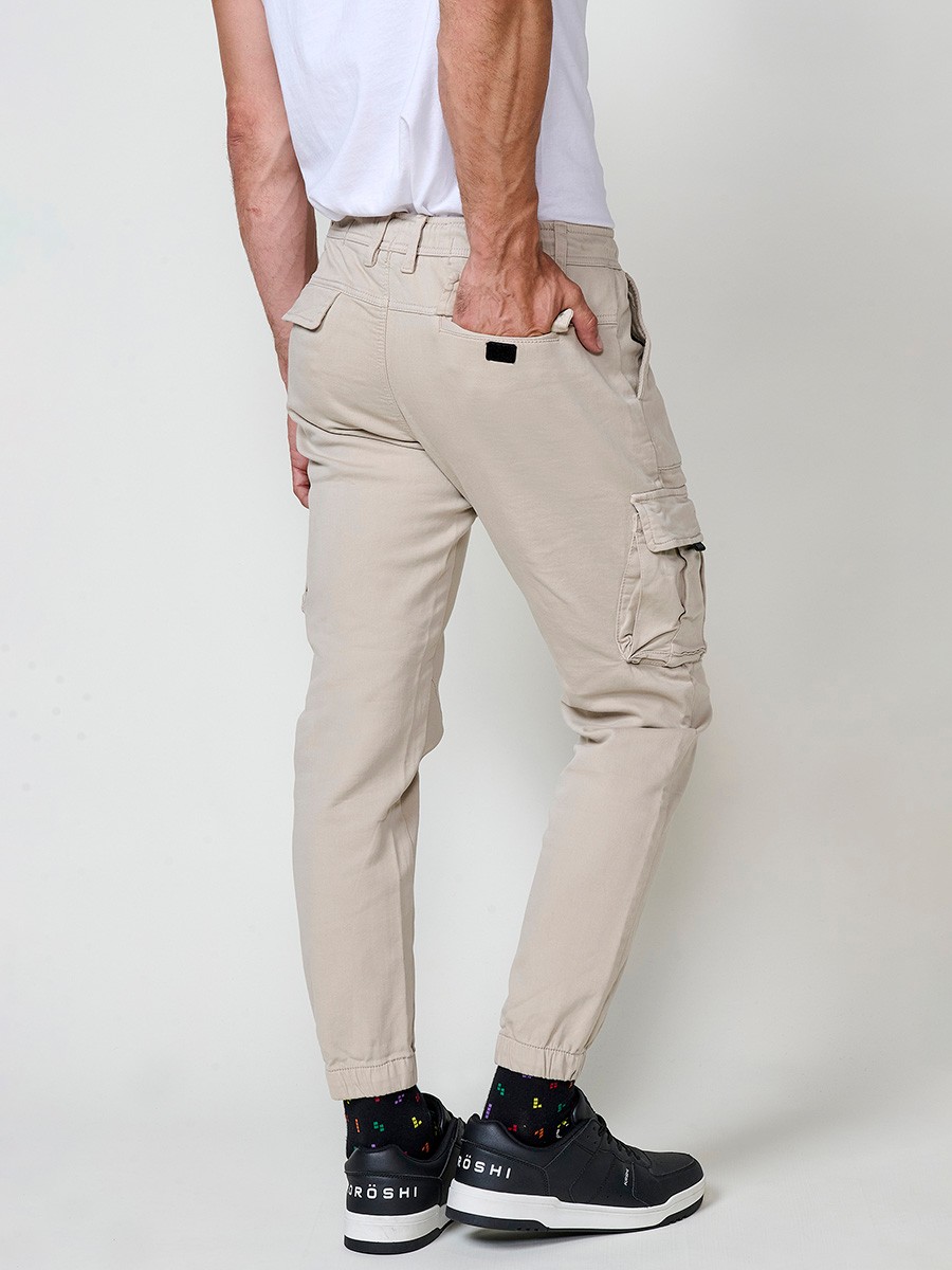 Pantalón jogger para hombre con bolsillos cargo y cintura ajustable color beige