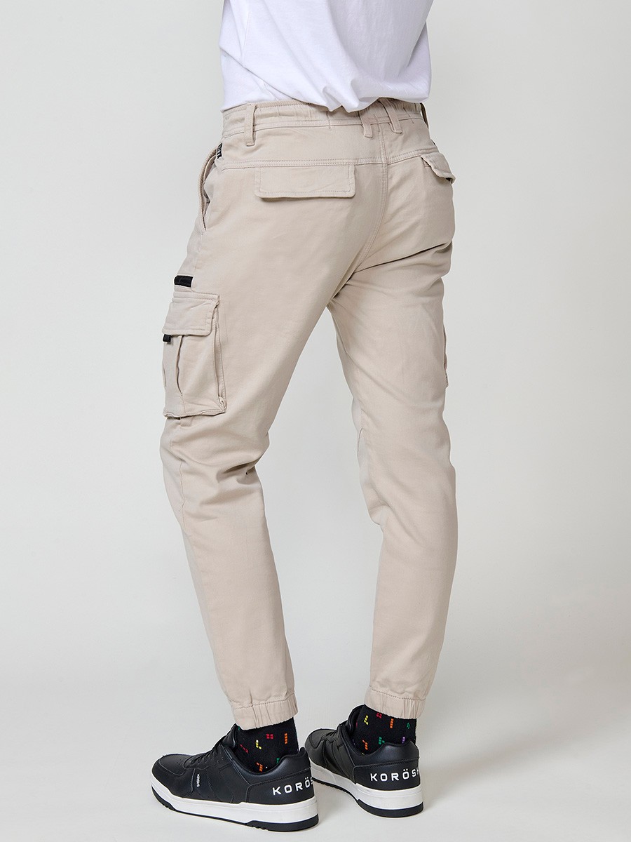 Pantalón jogger para hombre con bolsillos cargo y cintura ajustable color beige