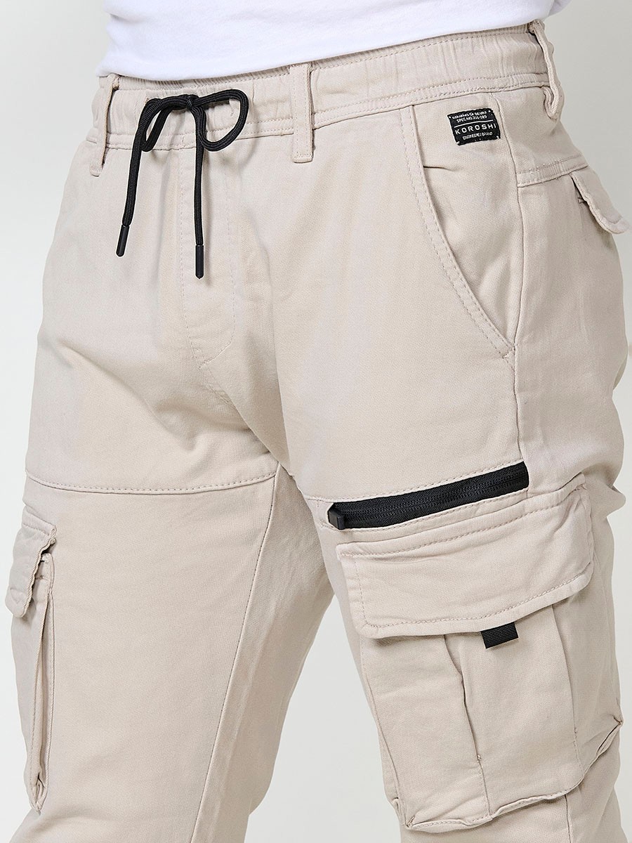 Pantalón jogger para hombre con bolsillos cargo y cintura ajustable color beige