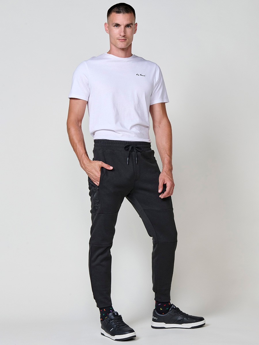 Pantalón jogger de hombre en color negro, con bolsillos laterales, cintura elástica y tejido 100% poliéster resistente y cómodo.