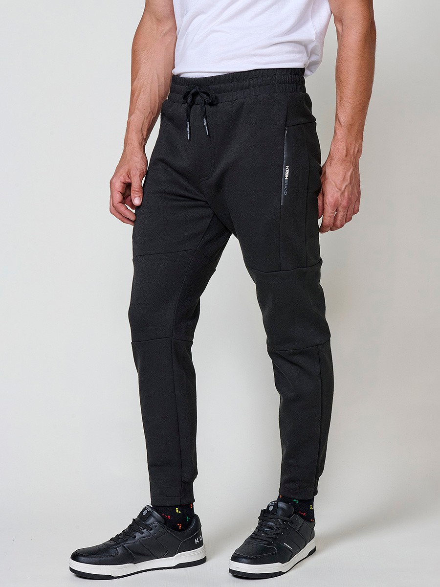 Pantalón jogger de hombre en color negro, con bolsillos laterales, cintura elástica y tejido 100% poliéster resistente y cómodo.