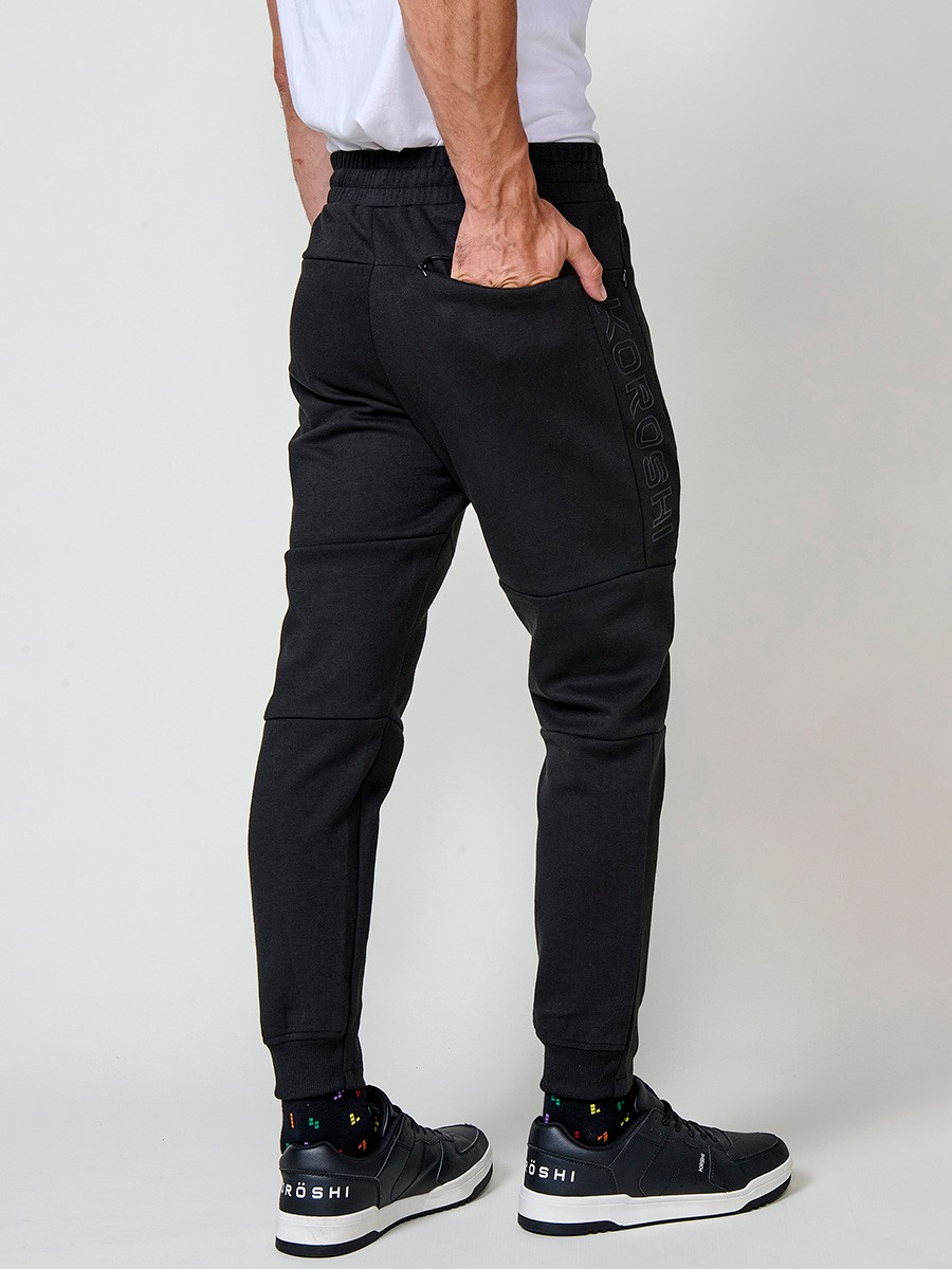 Pantalón jogger de hombre en color negro, con bolsillos laterales, cintura elástica y tejido 100% poliéster resistente y cómodo.