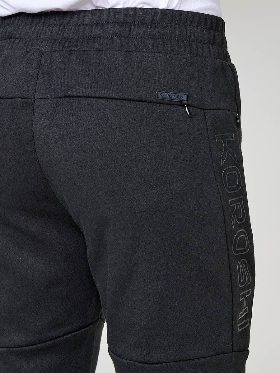 Pantalón jogger de hombre en color negro, con bolsillos laterales, cintura elástica y tejido 100% poliéster resistente y cómodo.