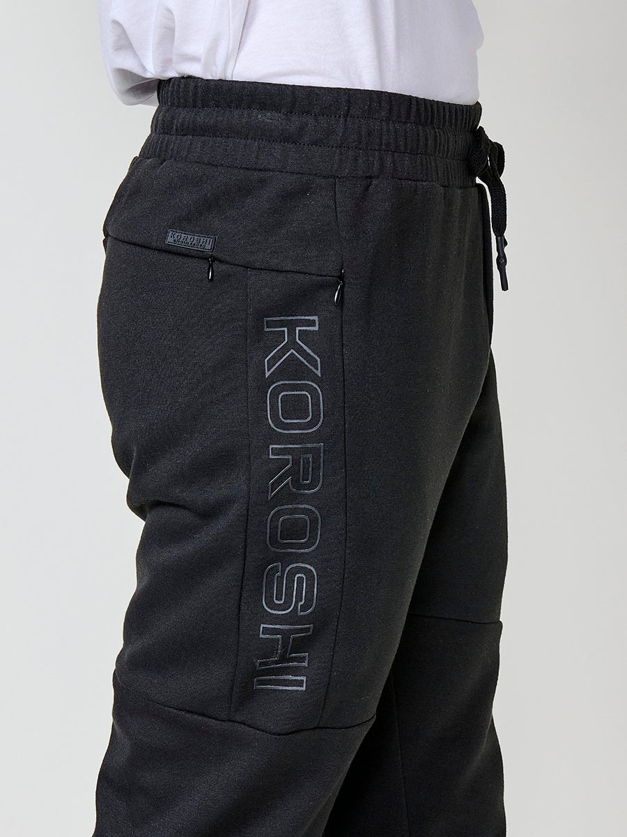 Pantalón jogger de hombre en color negro, con bolsillos laterales, cintura elástica y tejido 100% poliéster resistente y cómodo.