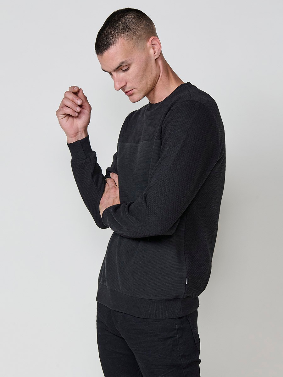Men’s black hoodie with adjustable drawstring hood. Cotton and polyester blend fabric for comfort and urban style.