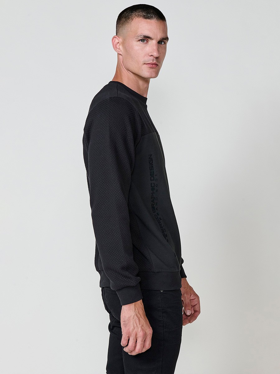 Men’s black hoodie with adjustable drawstring hood. Cotton and polyester blend fabric for comfort and urban style.