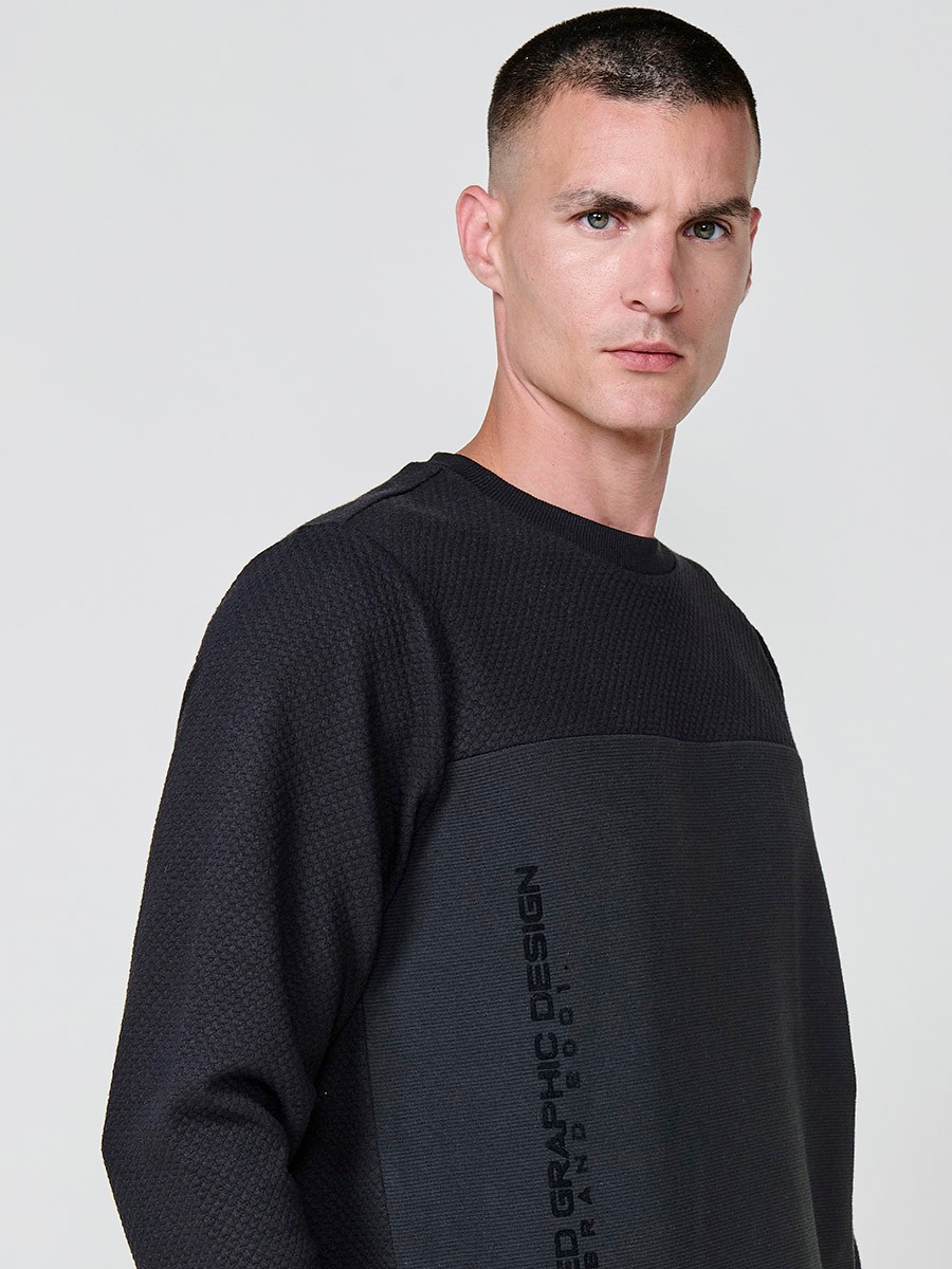 Men’s black hoodie with adjustable drawstring hood. Cotton and polyester blend fabric for comfort and urban style.