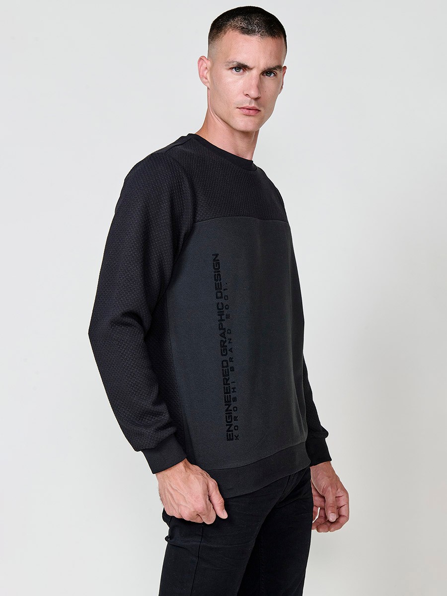 Men’s black hoodie with adjustable drawstring hood. Cotton and polyester blend fabric for comfort and urban style.