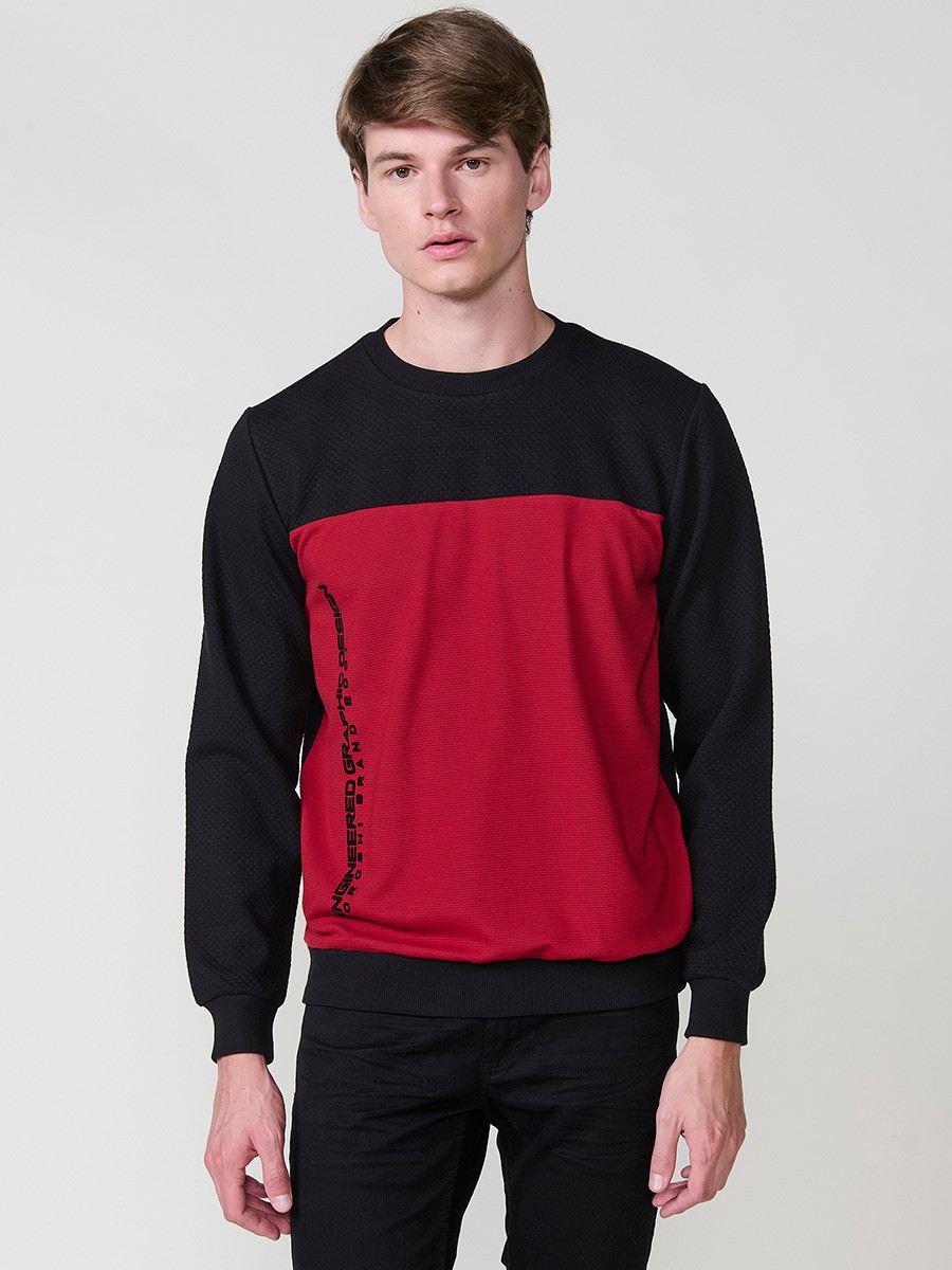 Men’s red hoodie with adjustable drawstring hood. Cotton and polyester blend fabric for comfort and urban style.