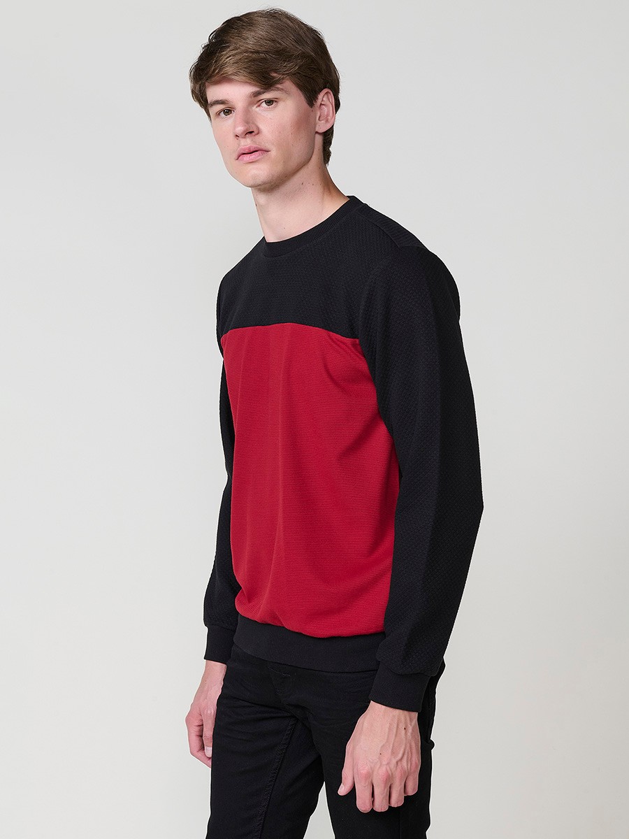 Men’s red hoodie with adjustable drawstring hood. Cotton and polyester blend fabric for comfort and urban style.