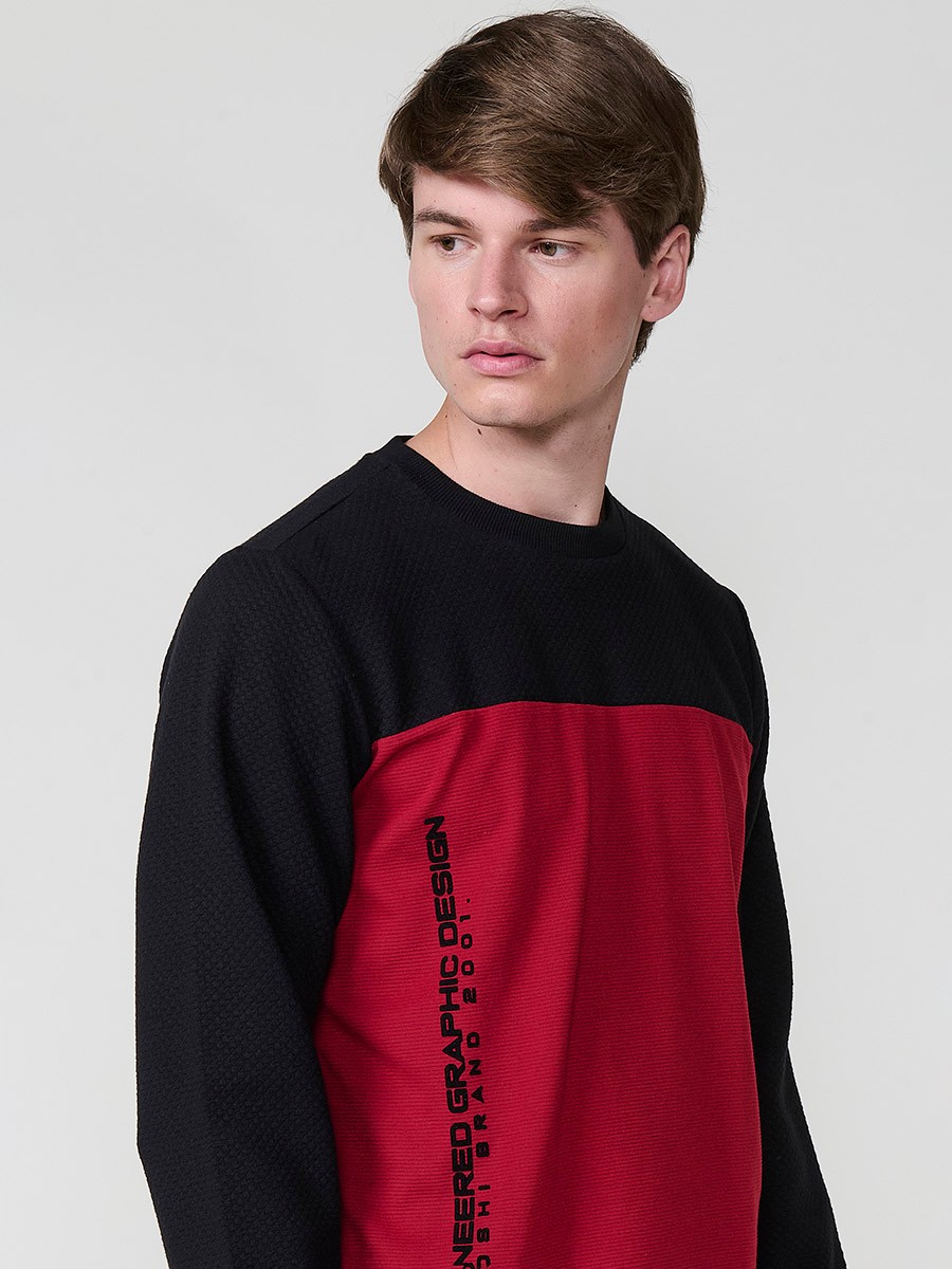 Men’s red hoodie with adjustable drawstring hood. Cotton and polyester blend fabric for comfort and urban style.