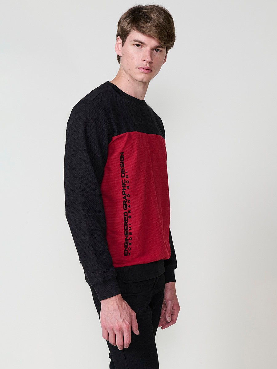 Men’s red hoodie with adjustable drawstring hood. Cotton and polyester blend fabric for comfort and urban style.