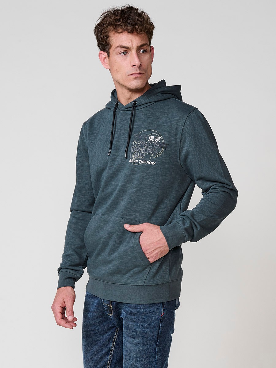 Sudadera de hombre en color verde oscuro con capucha ajustable y cordón. Tejido mezcla de algodón y poliéster para comodidad y estilo urbano.