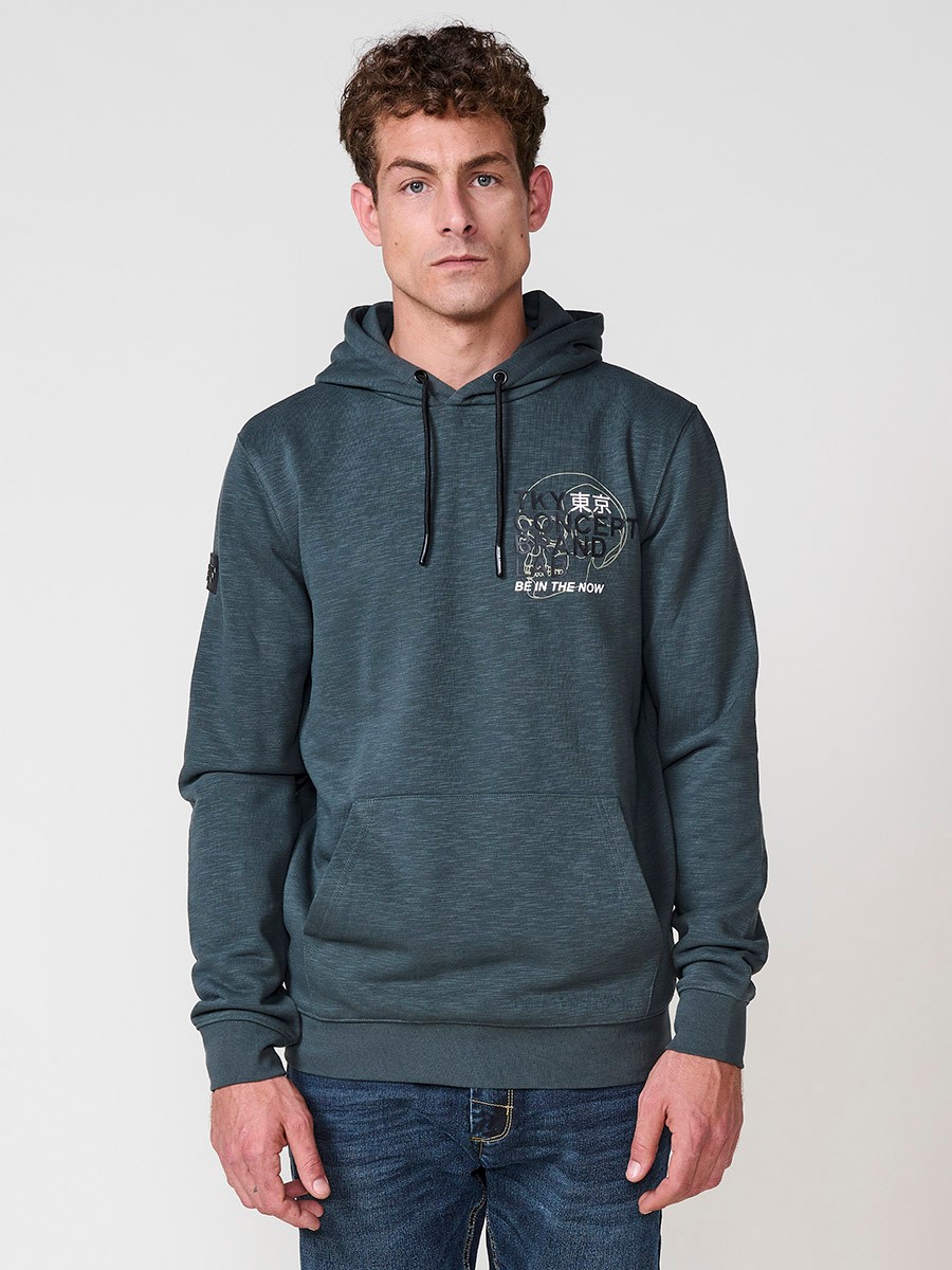 Sudadera de hombre en color verde oscuro con capucha ajustable y cordón. Tejido mezcla de algodón y poliéster para comodidad y estilo urbano.