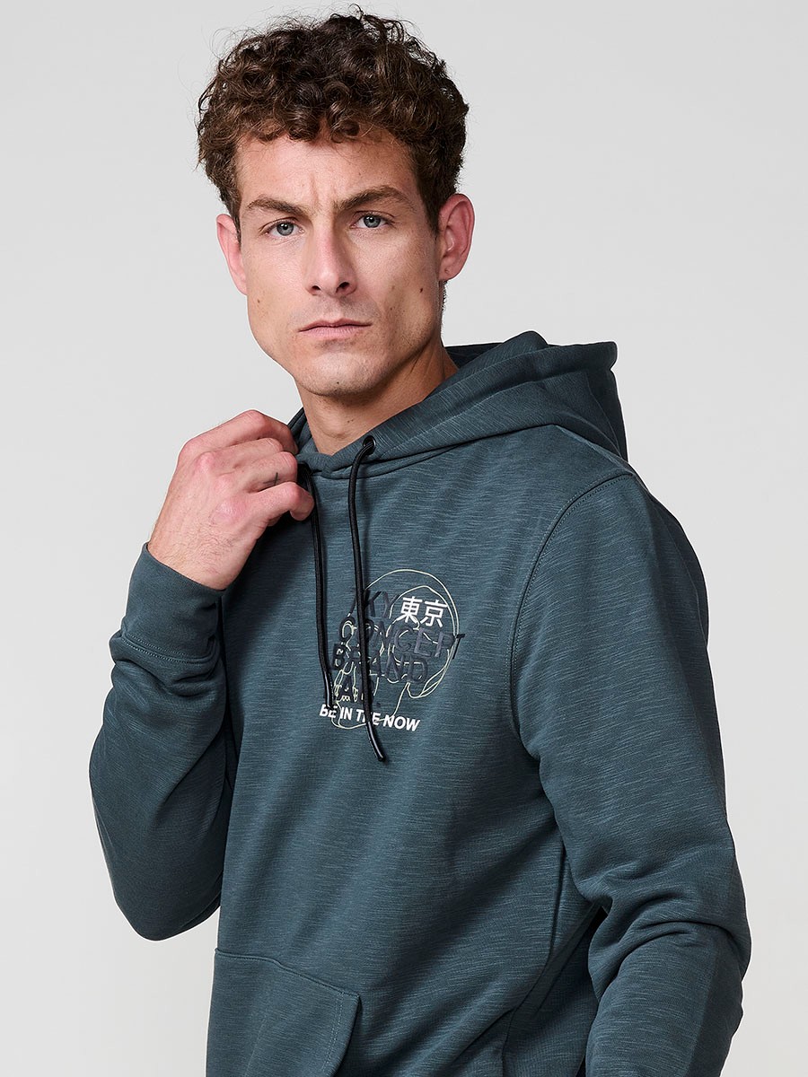 Sudadera de hombre en color verde oscuro con capucha ajustable y cordón. Tejido mezcla de algodón y poliéster para comodidad y estilo urbano.