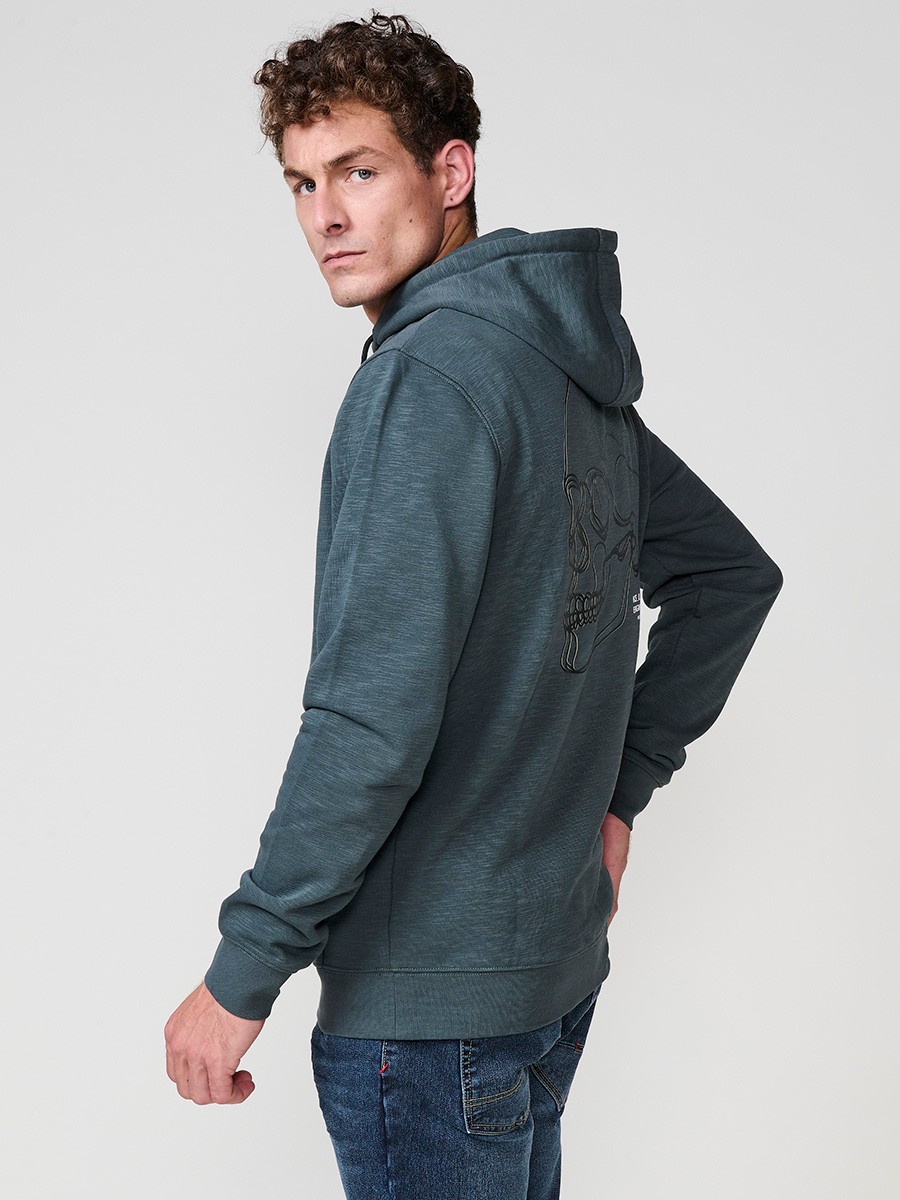 Sudadera de hombre en color verde oscuro con capucha ajustable y cordón. Tejido mezcla de algodón y poliéster para comodidad y estilo urbano.