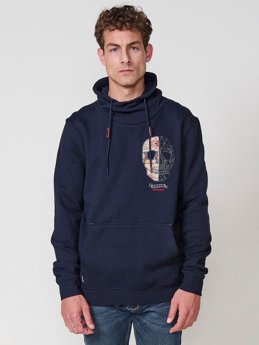 Dessudadora d’home en color navy amb coll alt ajustable amb cordó. Confeccionada en 100% cotó per comoditat i estil urbà.