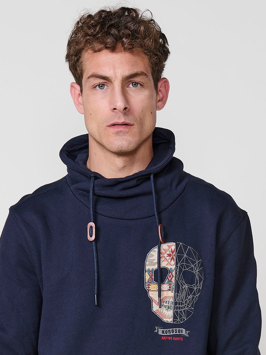 Dessudadora d’home en color navy amb coll alt ajustable amb cordó. Confeccionada en 100% cotó per comoditat i estil urbà.