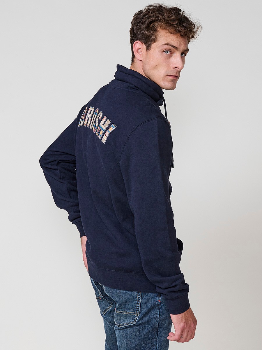 Dessudadora d’home en color navy amb coll alt ajustable amb cordó. Confeccionada en 100% cotó per comoditat i estil urbà.